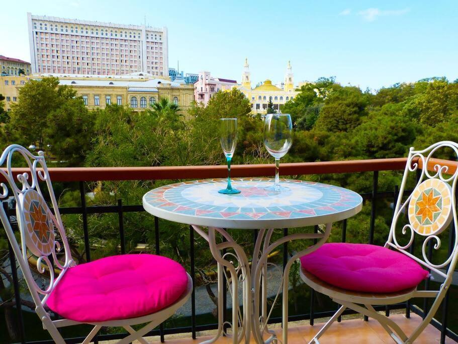Live-Inn Stunning Apartment On Azneft Sq With President Palace & Old City Views Baku Ngoại thất bức ảnh