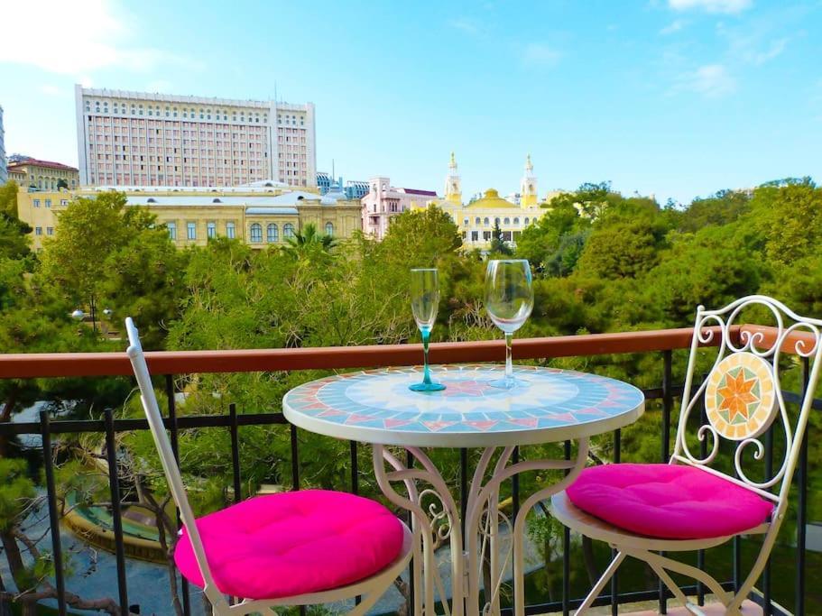 Live-Inn Stunning Apartment On Azneft Sq With President Palace & Old City Views Baku Ngoại thất bức ảnh