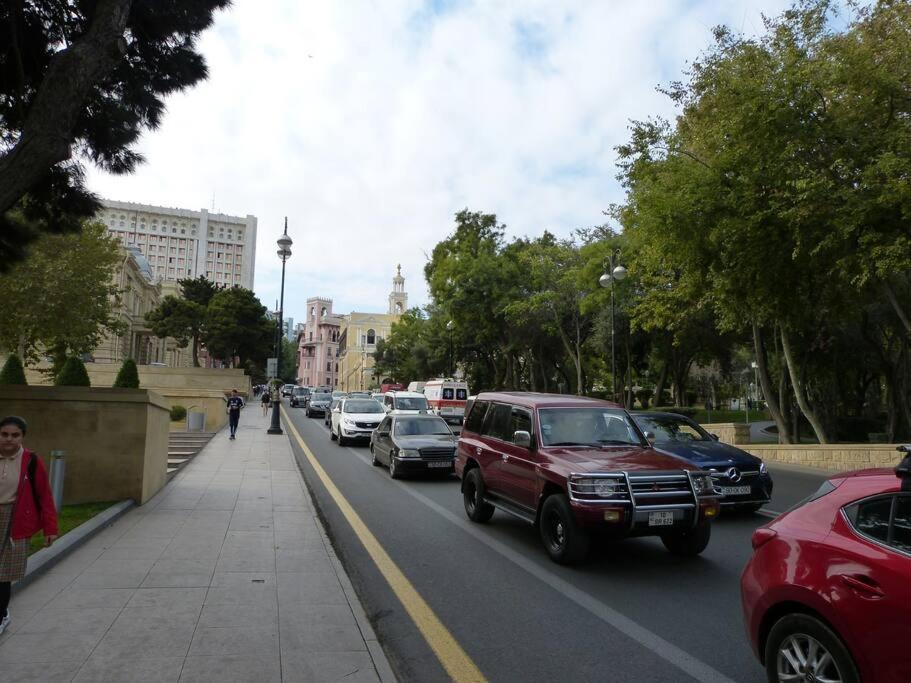 Live-Inn Stunning Apartment On Azneft Sq With President Palace & Old City Views Baku Ngoại thất bức ảnh
