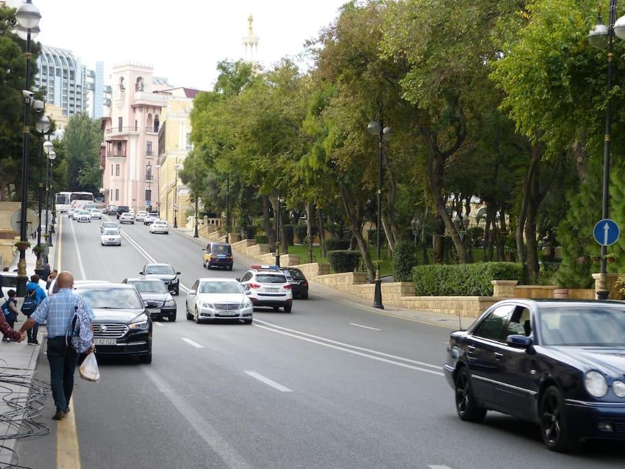 Live-Inn Stunning Apartment On Azneft Sq With President Palace & Old City Views Baku Ngoại thất bức ảnh