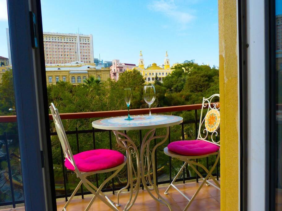 Live-Inn Stunning Apartment On Azneft Sq With President Palace & Old City Views Baku Ngoại thất bức ảnh
