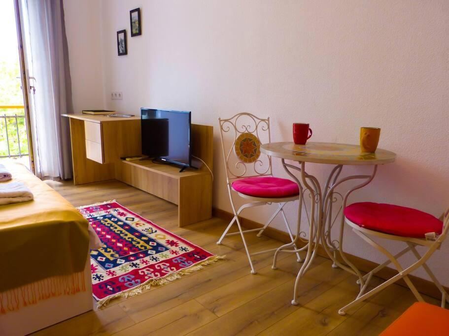 Live-Inn Stunning Apartment On Azneft Sq With President Palace & Old City Views Baku Ngoại thất bức ảnh